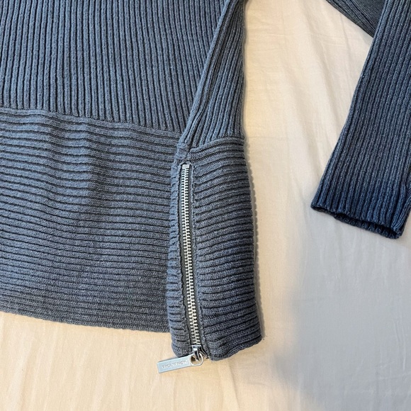 Michael By Michael Kors Gray Asymmetrical Hem Knot Crewneck Sweater Size Medium - Picture 4 of 7